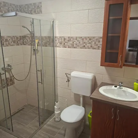 Vadrozsa Apartmanhaz